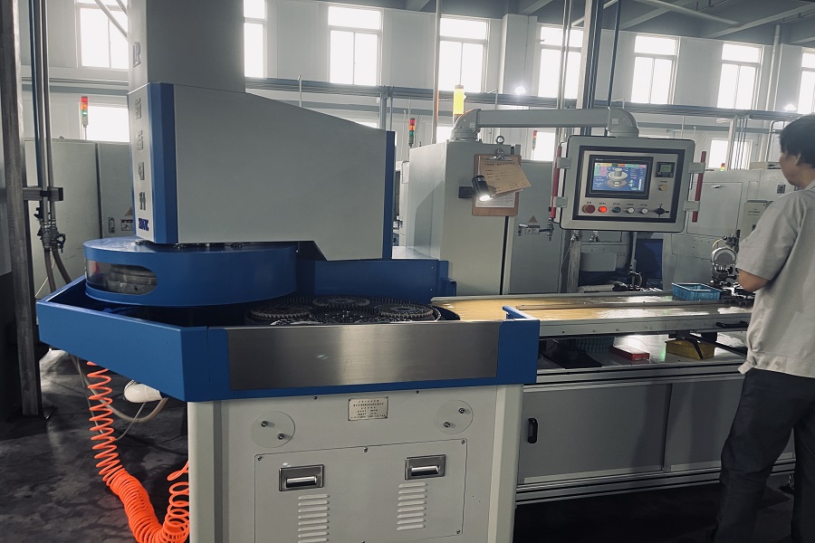 FTM új felszerelés: kétoldalas csiszológép